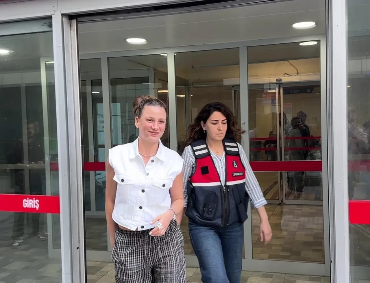Serenay Sarıkaya serbest bırakıldı! Elleri cebinde gelmesi dikkat çekmişti