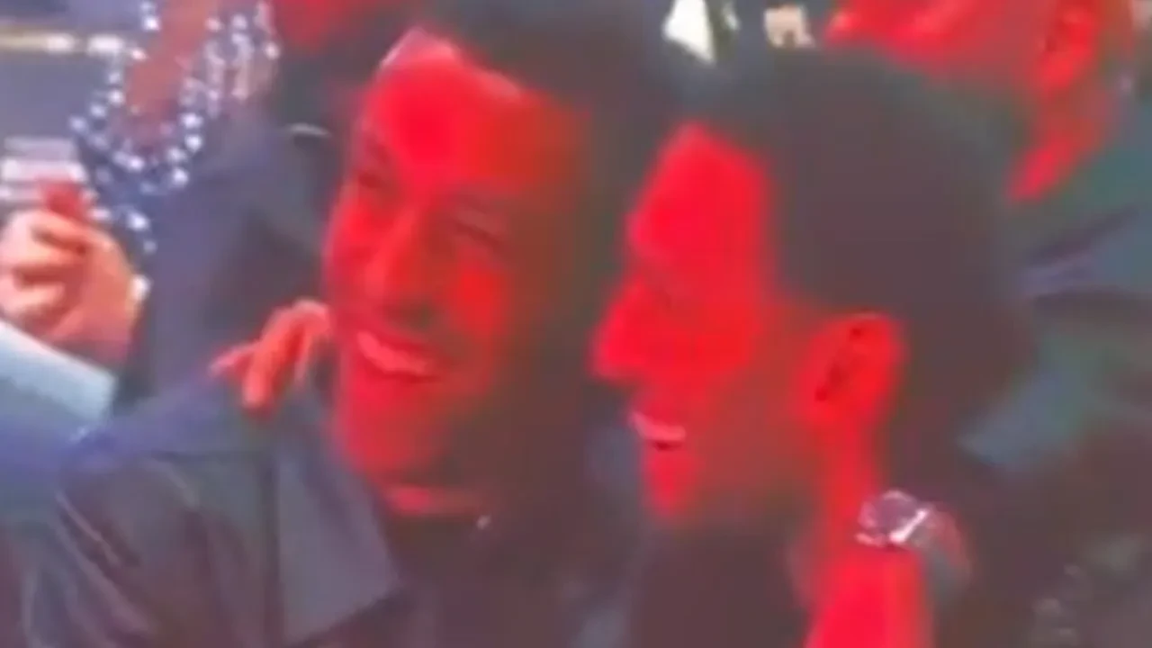Sibel Can konserinde İrfan Can Kahveci ve Hakan Çalhanoğlu sarılması viral oldu! Harbiye Sahnesi’nde komik dakikalar