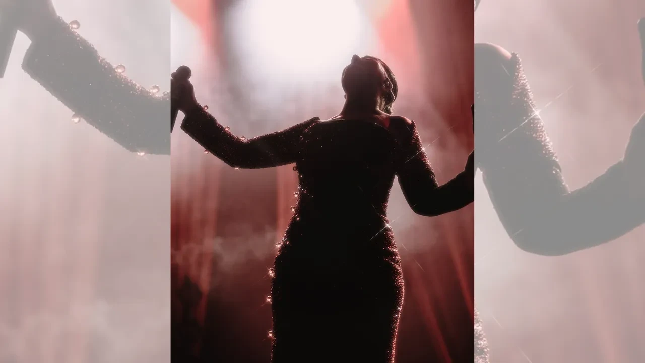 Sibel Can konserinde İrfan Can Kahveci ve Hakan Çalhanoğlu sarılması viral oldu! Harbiye Sahnesi’nde komik dakikalar