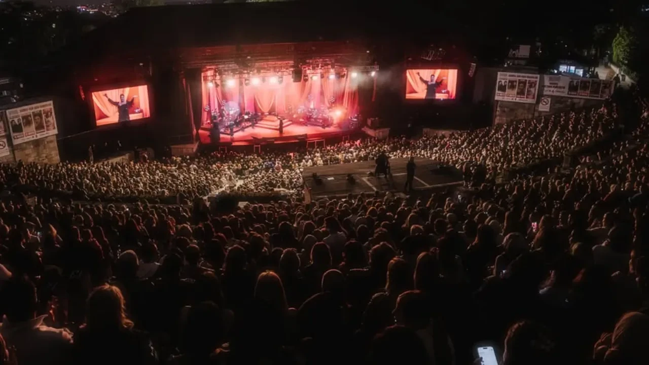 Sibel Can konserinde İrfan Can Kahveci ve Hakan Çalhanoğlu sarılması viral oldu! Harbiye Sahnesi’nde komik dakikalar