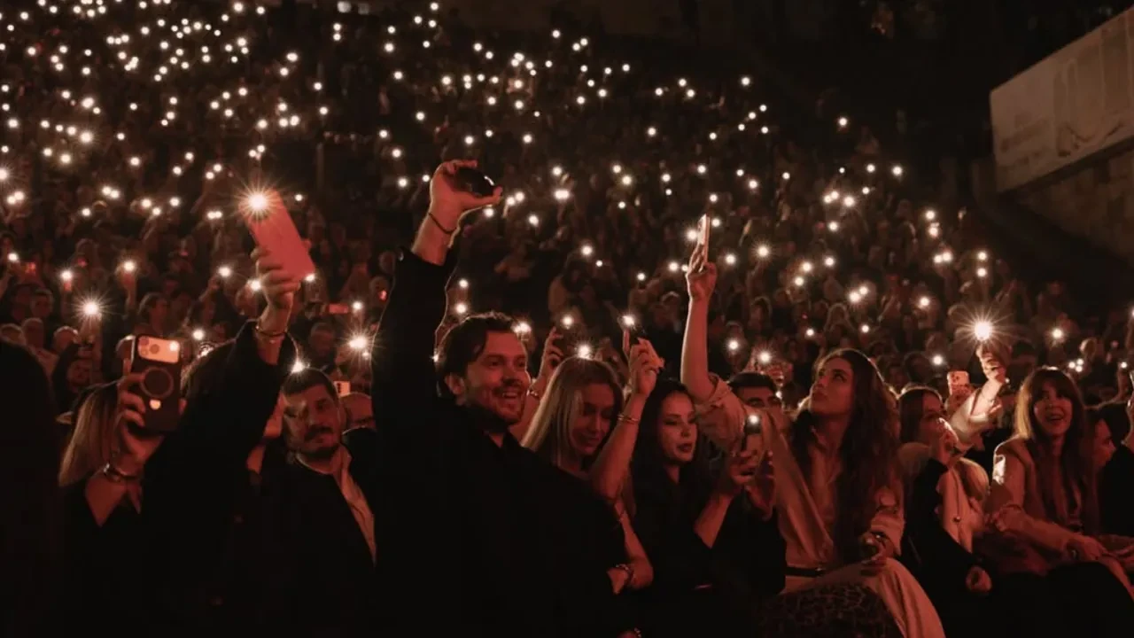 Sibel Can konserinde İrfan Can Kahveci ve Hakan Çalhanoğlu sarılması viral oldu! Harbiye Sahnesi’nde komik dakikalar