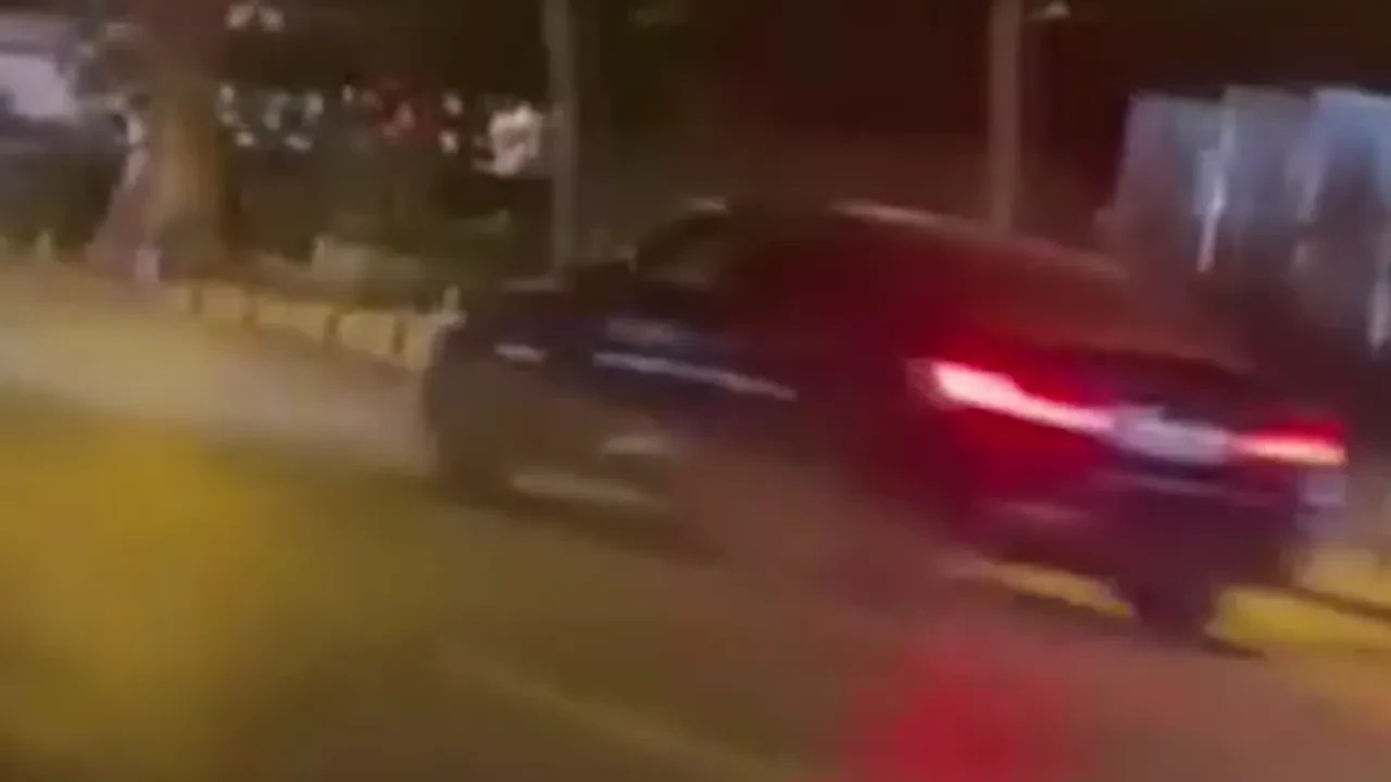 Trafikte tehlikeli anlar! Drift şovu yapanlar yakalandı
