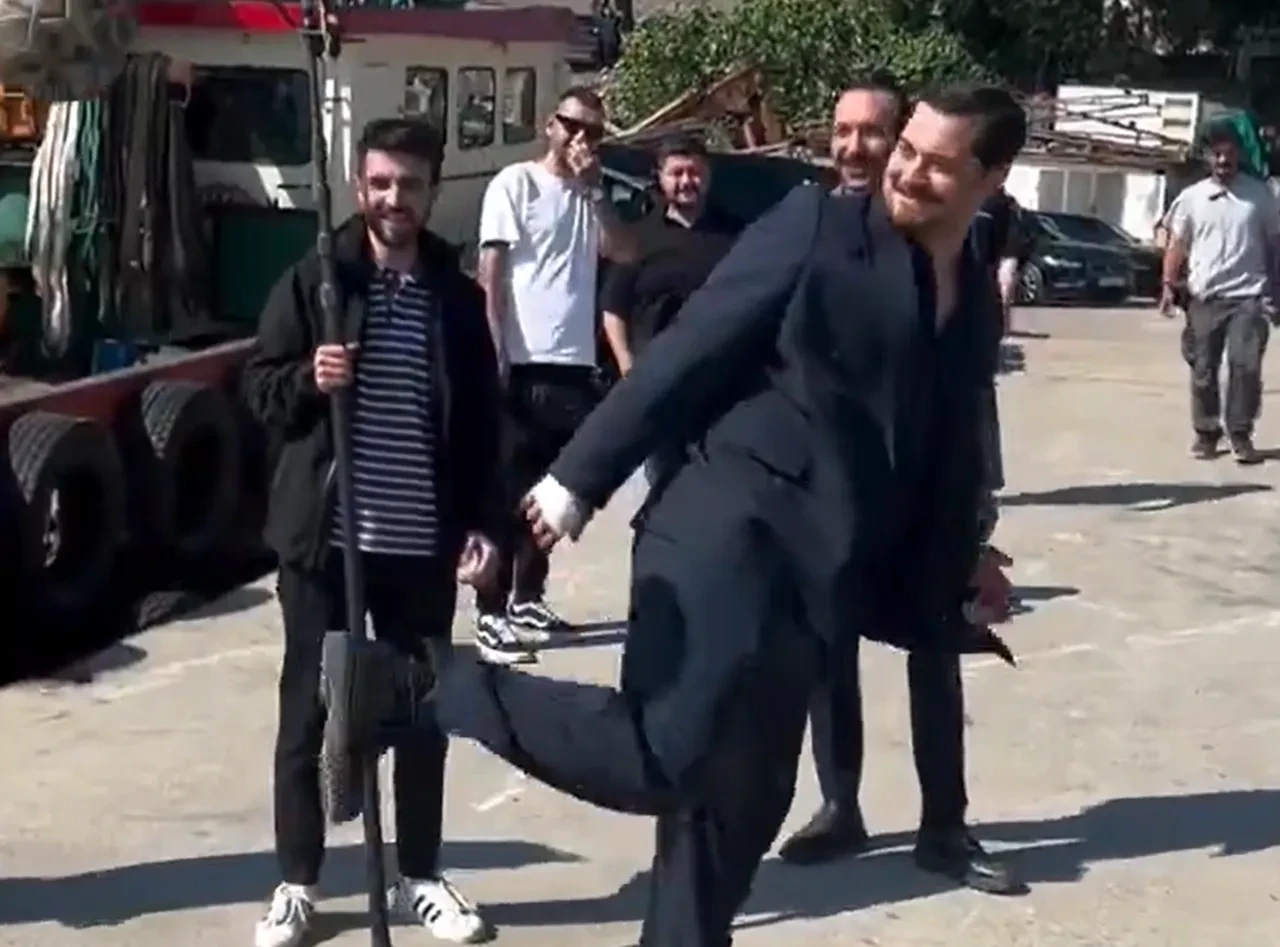 Çağatay Ulusoy'un son hali olay oldu! Setten gelen kareye sosyal medyada yorum yağmuru