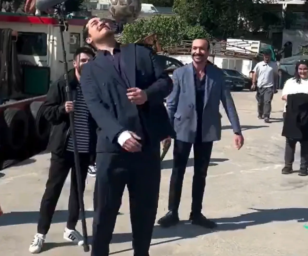 Çağatay Ulusoy'un son hali olay oldu! Setten gelen kareye sosyal medyada yorum yağmuru