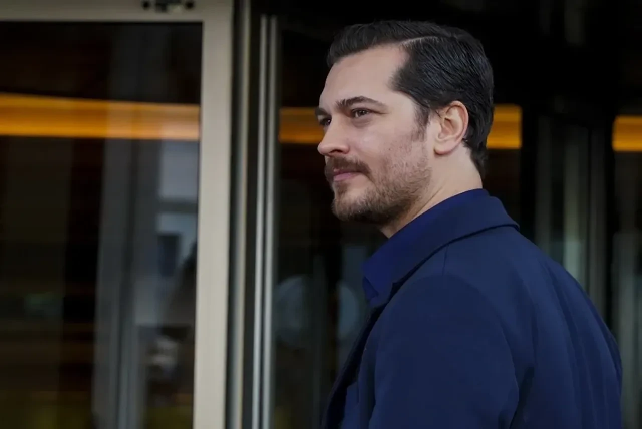 Çağatay Ulusoy'un son hali olay oldu! Setten gelen kareye sosyal medyada yorum yağmuru