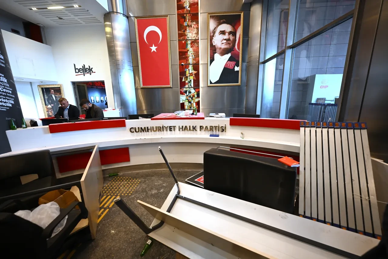 CHP'li vekiller Kılıçdaroğlu ziyareti sonrası konuştu: Parti kapısında neler yaşandı?