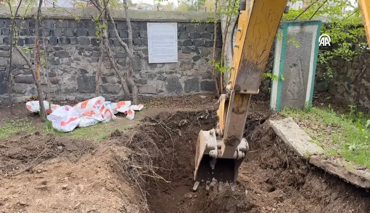 Erzurum'da tarihi Çifte Kardeşler Kabristanı'nda skandal kazı! İslami usuller hiçe sayıldı, belediye harekete geçti