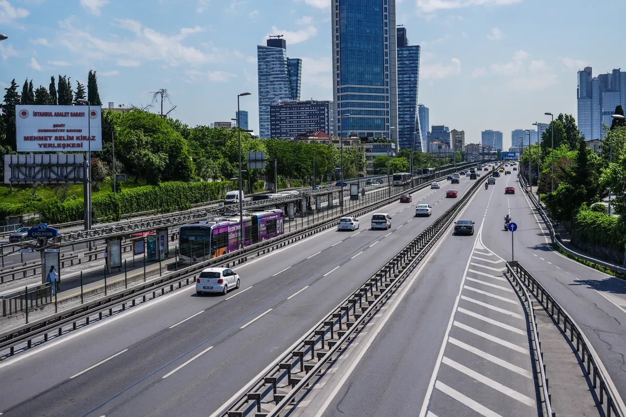 İstanbul'da yollar bomboş kaldı! Trafik çilesine bayram molası