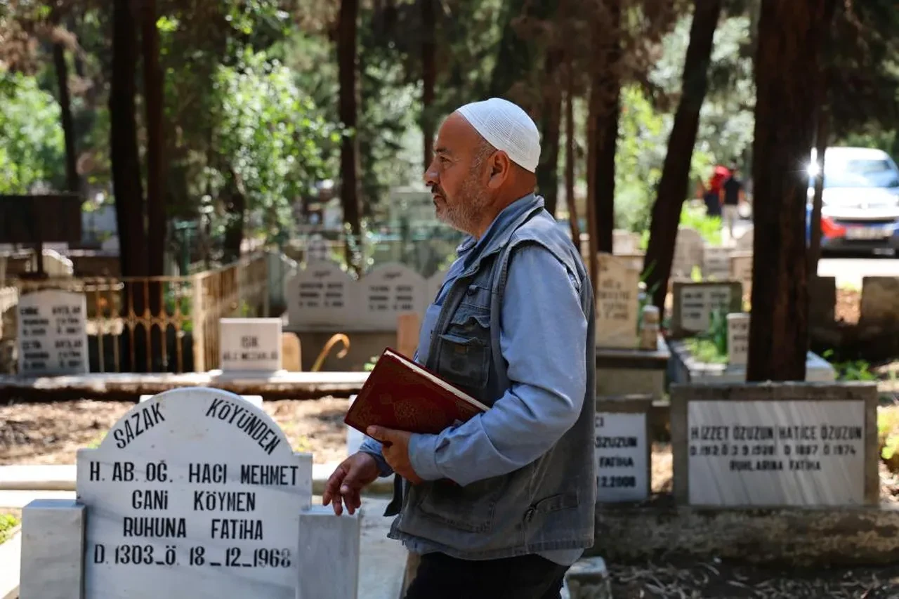Mezarlıklarda sahte hoca alarmı! Kur'an bilmeden para alıp okuyanlar yakalandı