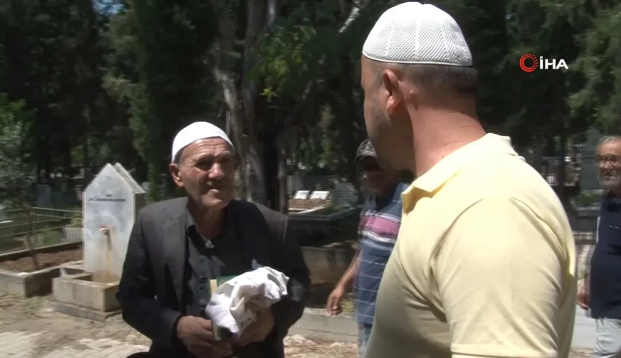 Mezarlıklarda sahte hoca alarmı! Kur'an bilmeden para alıp okuyanlar yakalandı