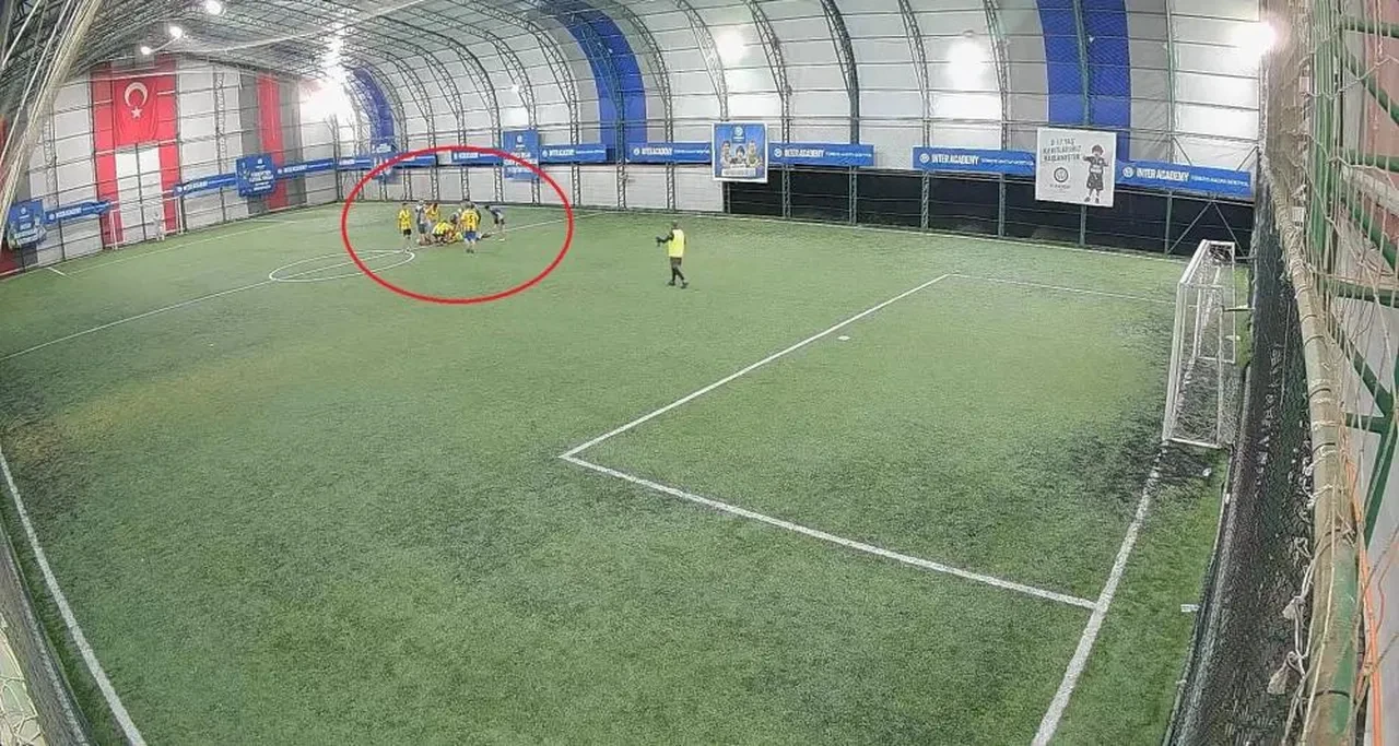 Ölüm halı sahada futbol oynarken yakaladı