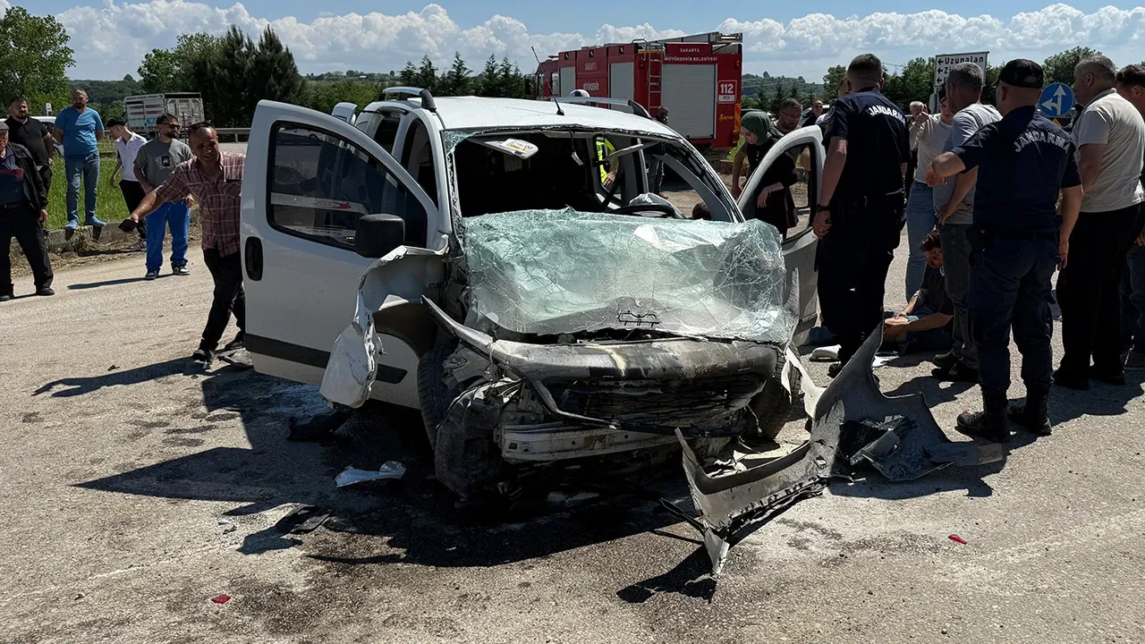 Sakarya'da araçlar çarpıştı: 3'ü çocuk 7 kişi yaralandı