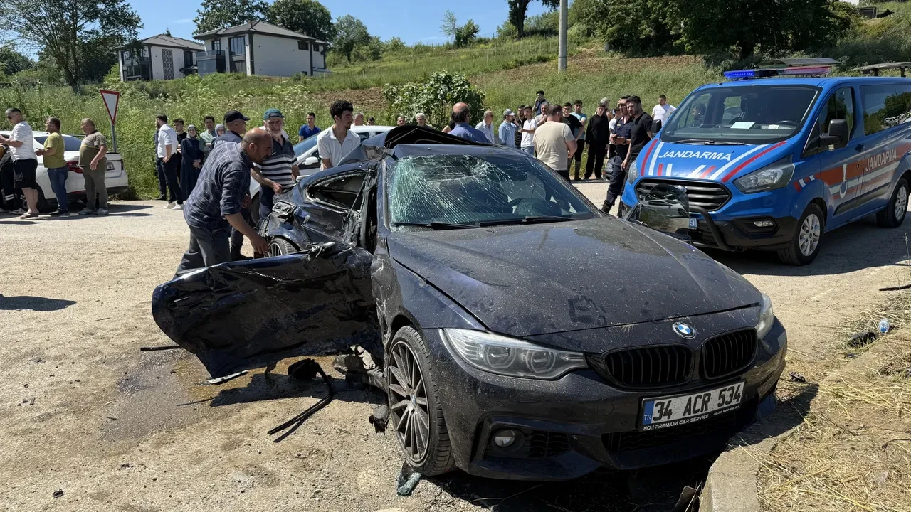 Sakarya'da araçlar çarpıştı: 3'ü çocuk 7 kişi yaralandı