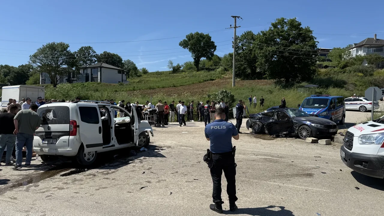 Sakarya'da araçlar çarpıştı: 3'ü çocuk 7 kişi yaralandı