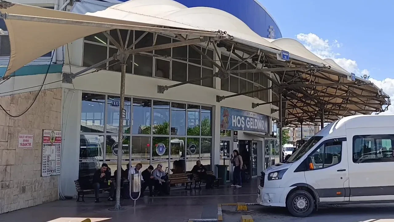 Sakarya'da araçlar çarpıştı: 3'ü çocuk 7 kişi yaralandı