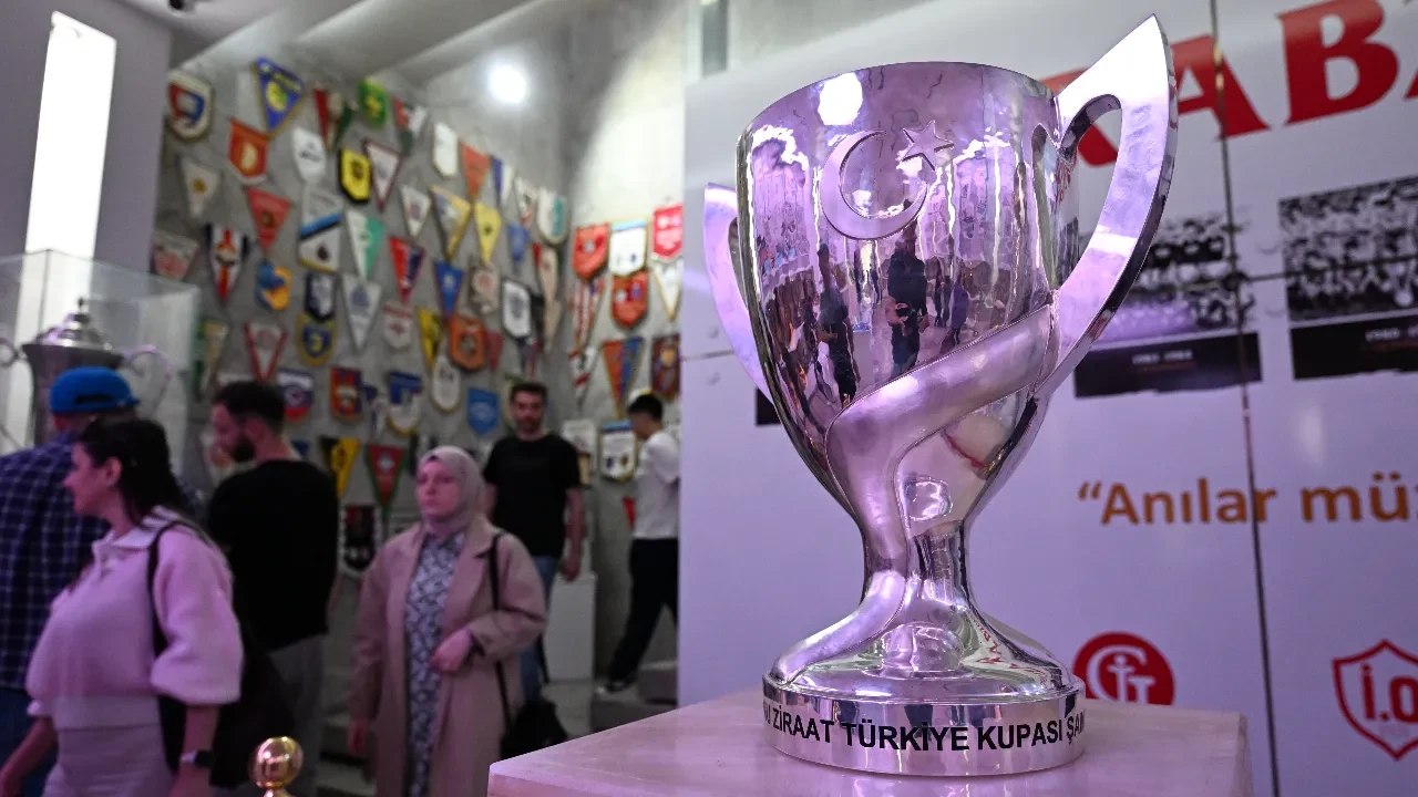 Trabzonspor, Türkiye Kupası'nı müzede sergilemeye başladı
