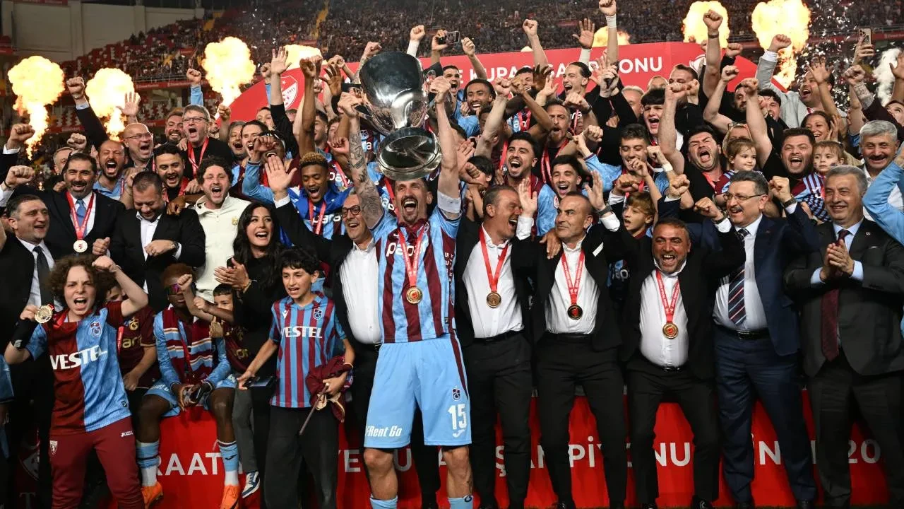 Trabzonspor, Türkiye Kupası'nı müzede sergilemeye başladı