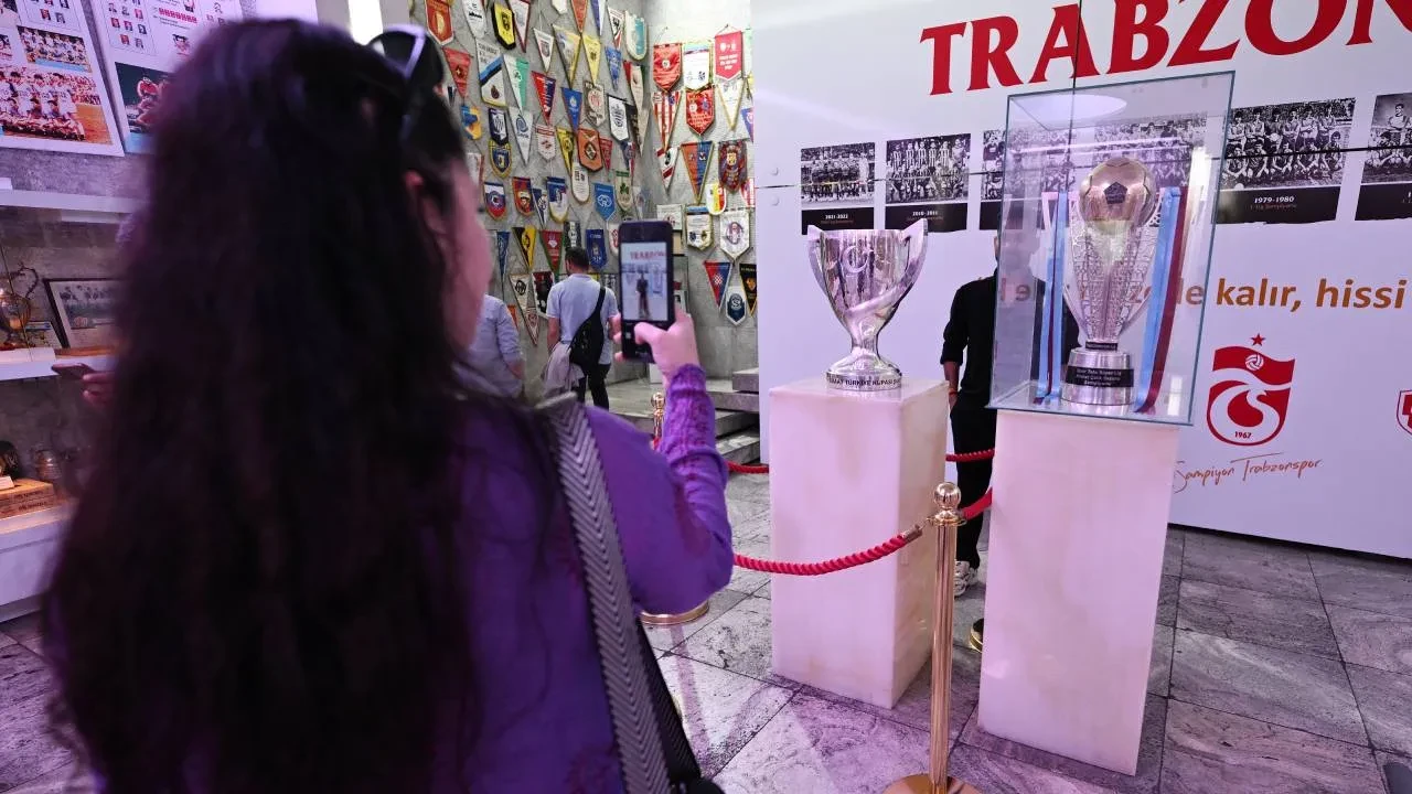 Trabzonspor, Türkiye Kupası'nı müzede sergilemeye başladı