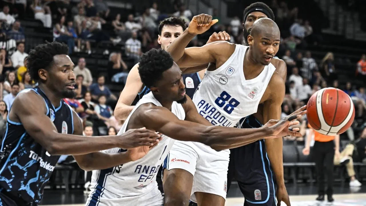 Anadolu Efes'ten 86-75'lik galibiyet! Türk Telekom karşısında seride öne geçti