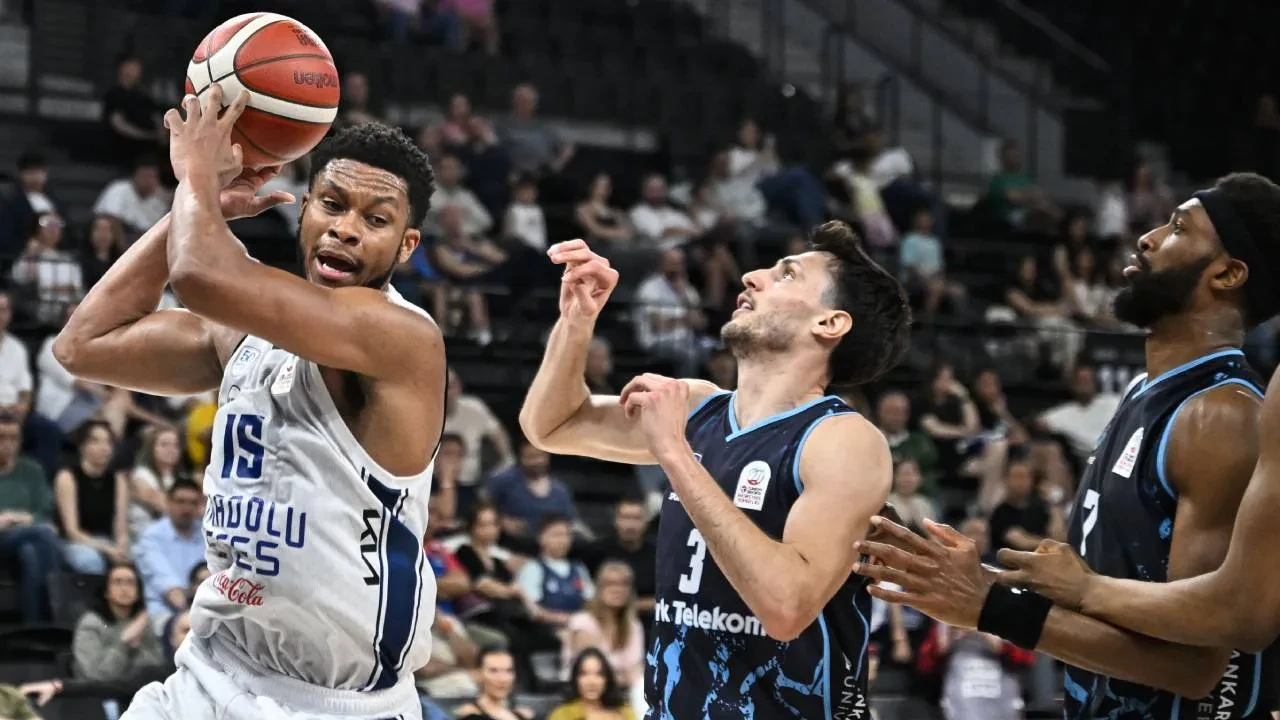 Anadolu Efes'ten 86-75'lik galibiyet! Türk Telekom karşısında seride öne geçti