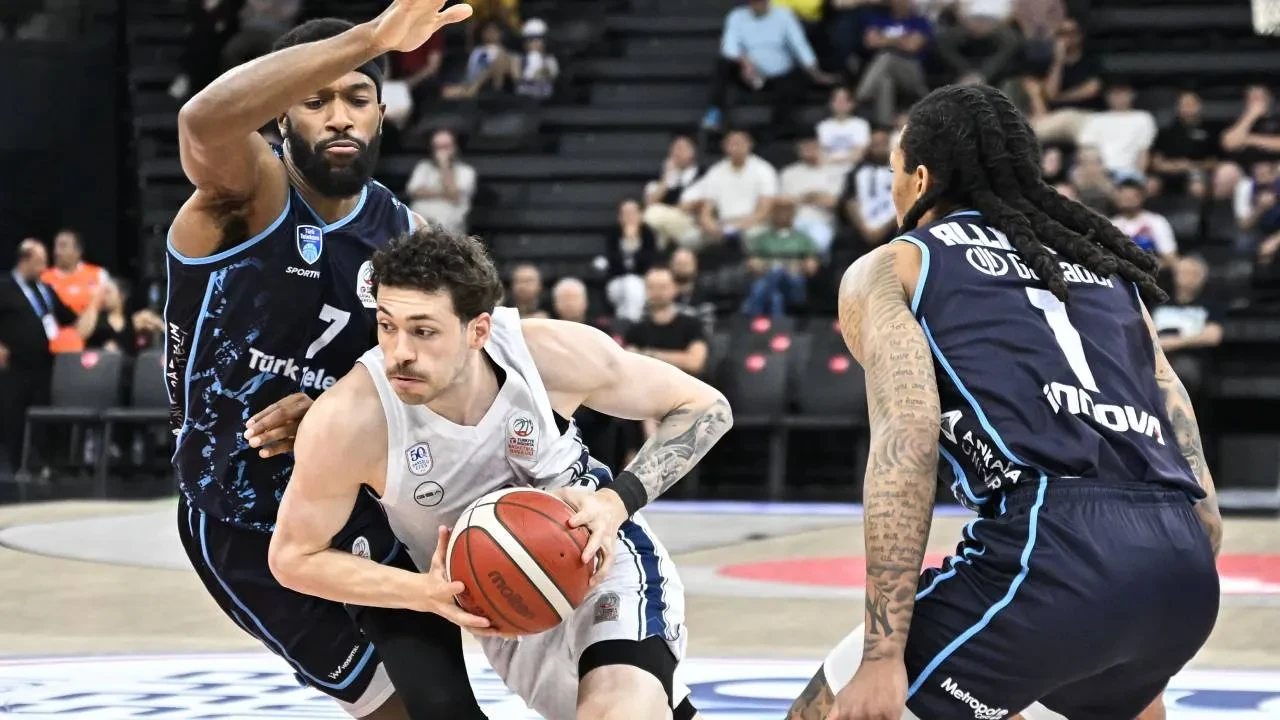 Anadolu Efes'ten 86-75'lik galibiyet! Türk Telekom karşısında seride öne geçti