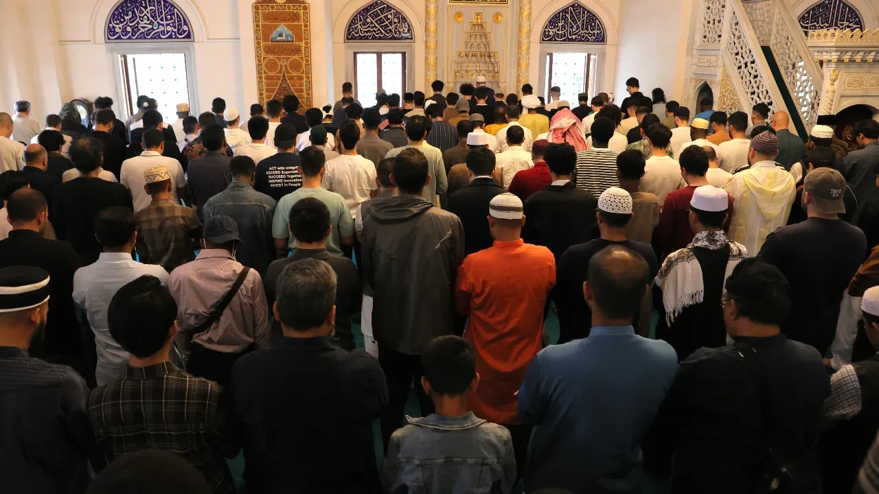 Bayram namazı tam üç kez kılındı! Tokyo’da Müslümanlar camiye sığmadı