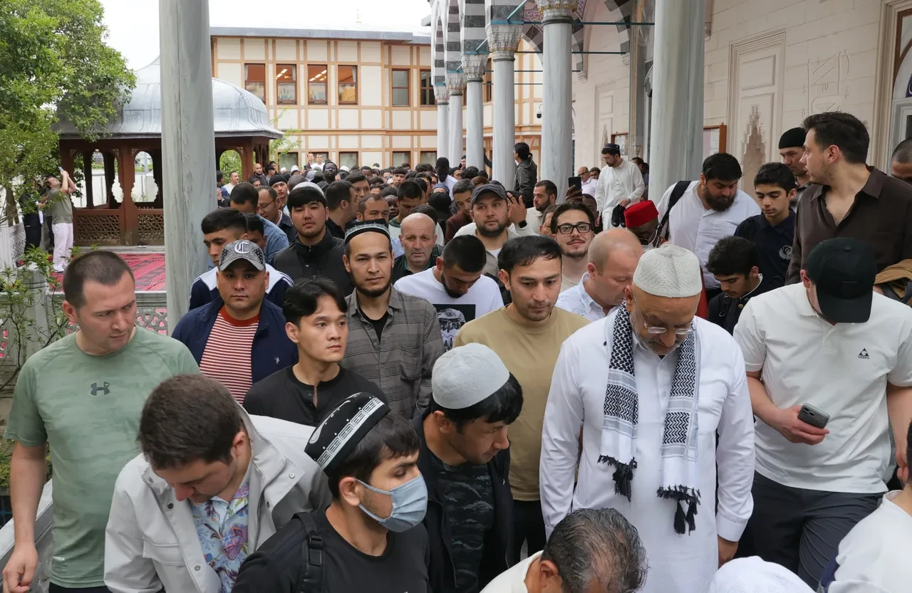Bayram namazı tam üç kez kılındı! Tokyo’da Müslümanlar camiye sığmadı