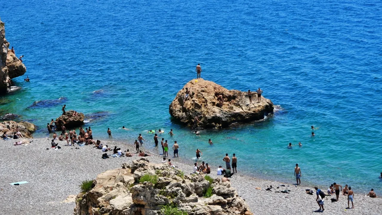 Bayramın ilk günü iğne atsan yere düşmedi: Antalya'da akın akın sahile koştular