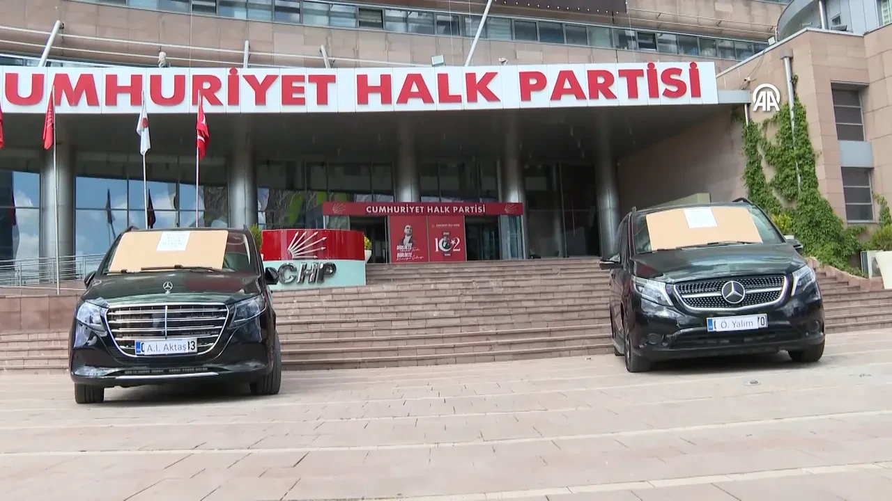 CHP Genel Merkezi'nden satılık "haram" araç! İki ismin skandal araçları satışa çıkarıldı