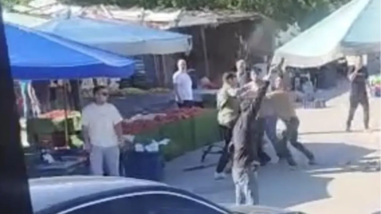 Foça’da semt pazarı savaş meydanına döndü: Kalabalığa aldırış etmeden böyle ateş etti