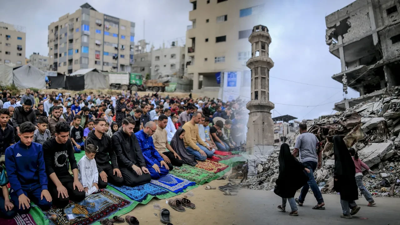 Gazze'de Filistinliler bayram namazını yıkılan camilerin enkazında kıldı
