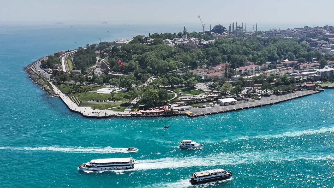 İstanbul'da boğazın rengi değişti: Güneşli havayla birlikte görsel şölen oluştu