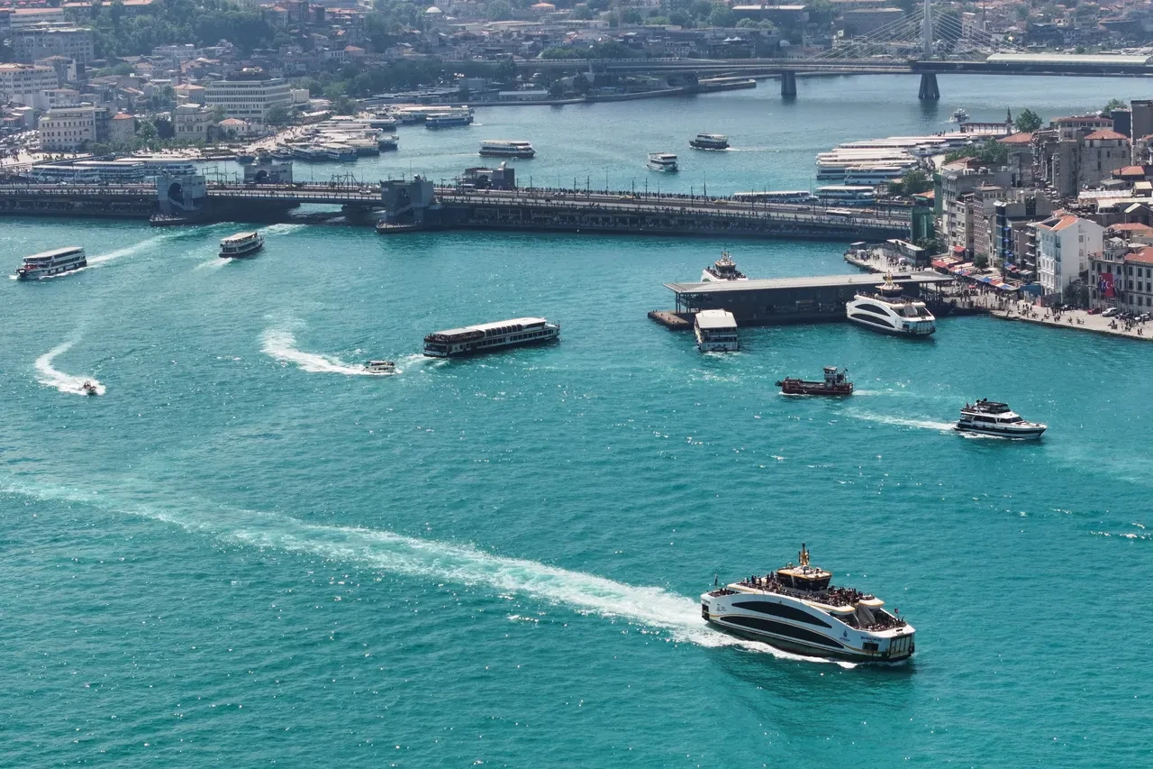 İstanbul'da boğazın rengi değişti: Güneşli havayla birlikte görsel şölen oluştu