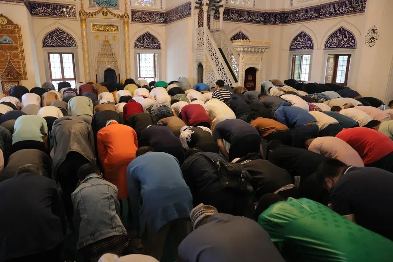 Japonya Tokyo Camii'de bayram namazı 3 kez kılındı