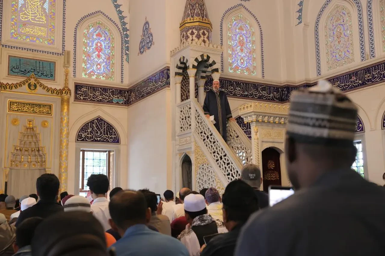 Japonya Tokyo Camii'de bayram namazı 3 kez kılındı