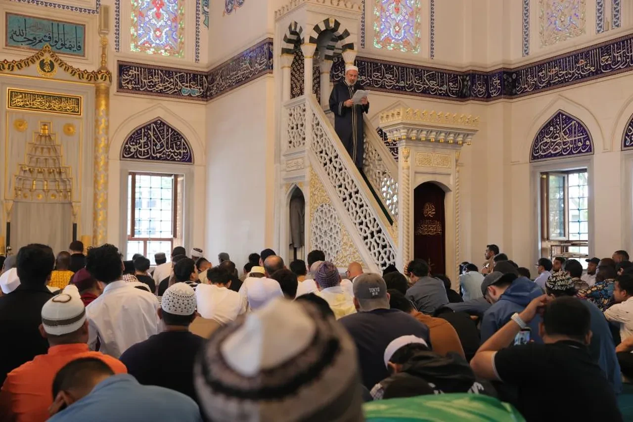 Japonya Tokyo Camii'de bayram namazı 3 kez kılındı