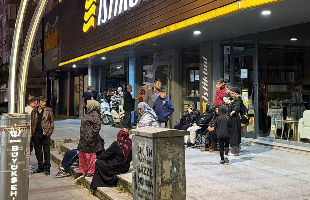 Kocaeli Gebze'de korkutan alarm: Kolonlarından sesler gelen 22 daireli bina tedbiren boşaltıldı!