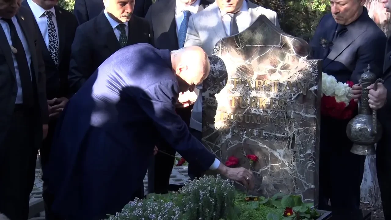 MHP Genel Başkanı Devlet Bahçeli, merhum Alparslan Türkeş’in kabrini ziyaret etti!