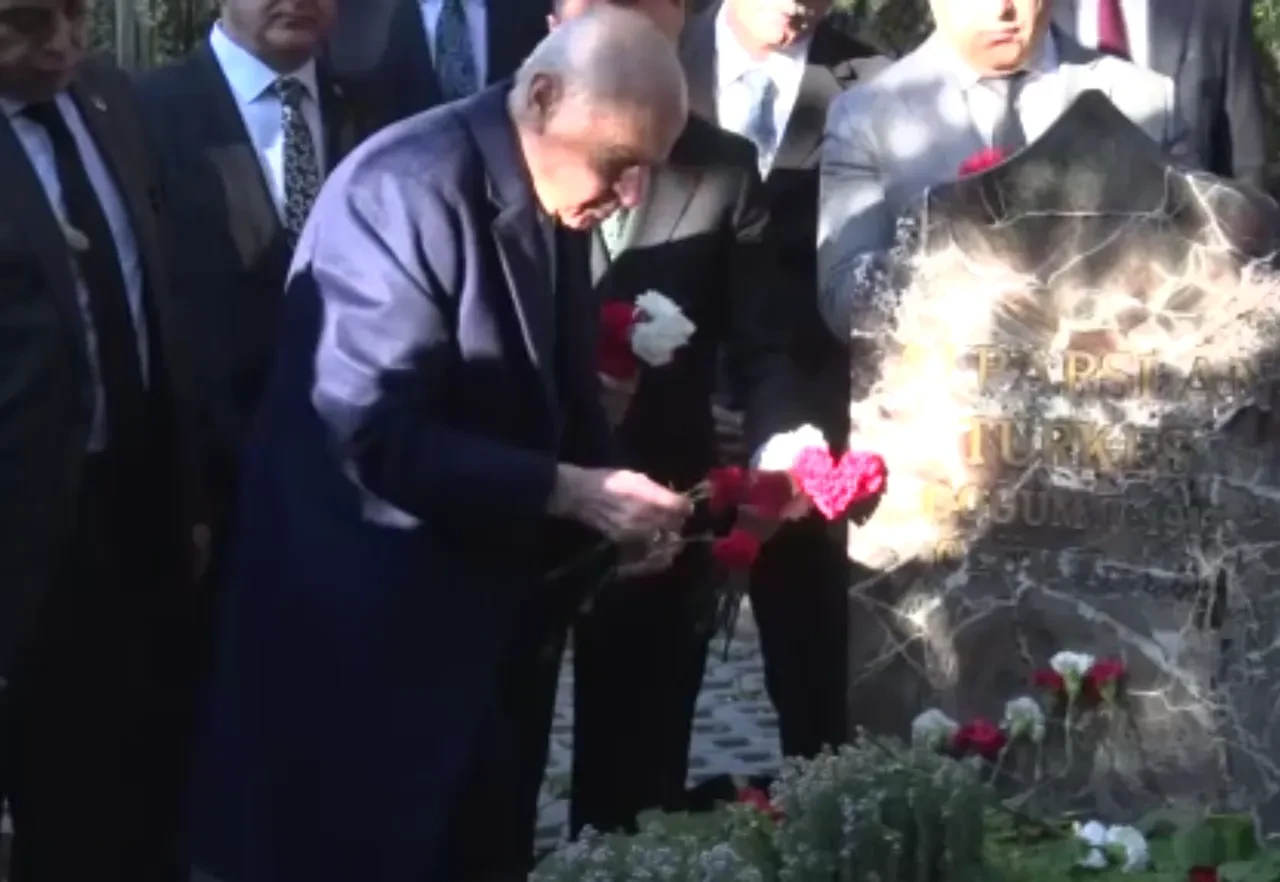 MHP Genel Başkanı Devlet Bahçeli, merhum Alparslan Türkeş’in kabrini ziyaret etti!