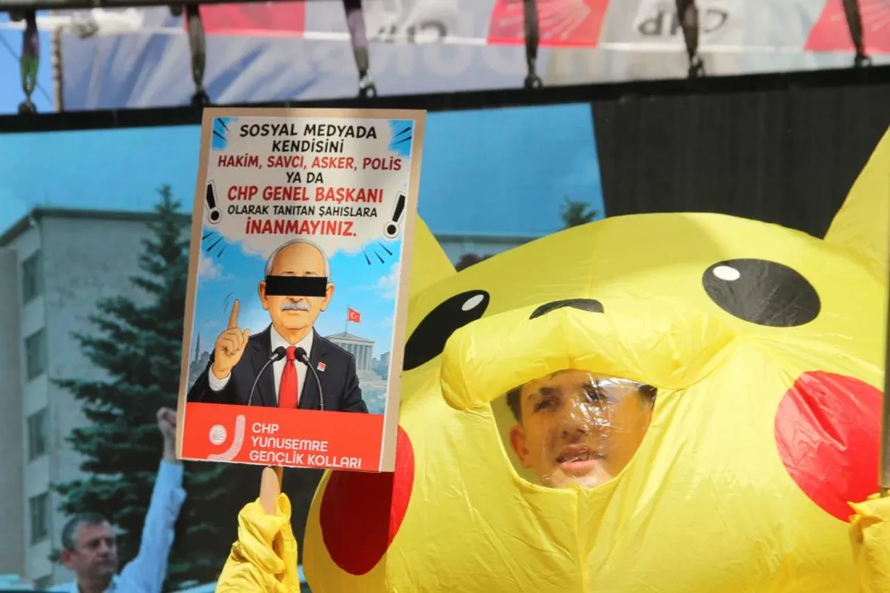 Mitingdeki 'Hain Kemal' sloganlarına sessiz kalan Özgür Özel'e Gürsel Tekin'den tepki: CHP'nin vefa kültürünü susturdunuz