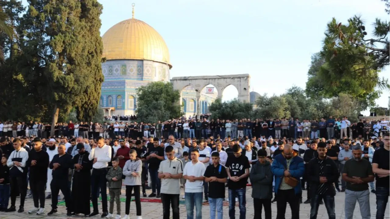 On binlerce Müslüman Mescid-i Aksa'da bayram namazını eda etti