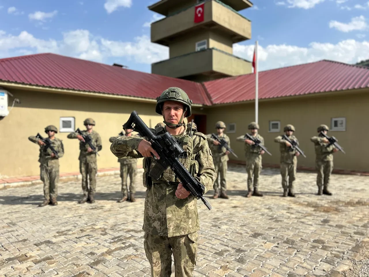 Sınırın sıfır noktasında bayram coşkusu! Kahramanlar elleri tetikte bekliyor