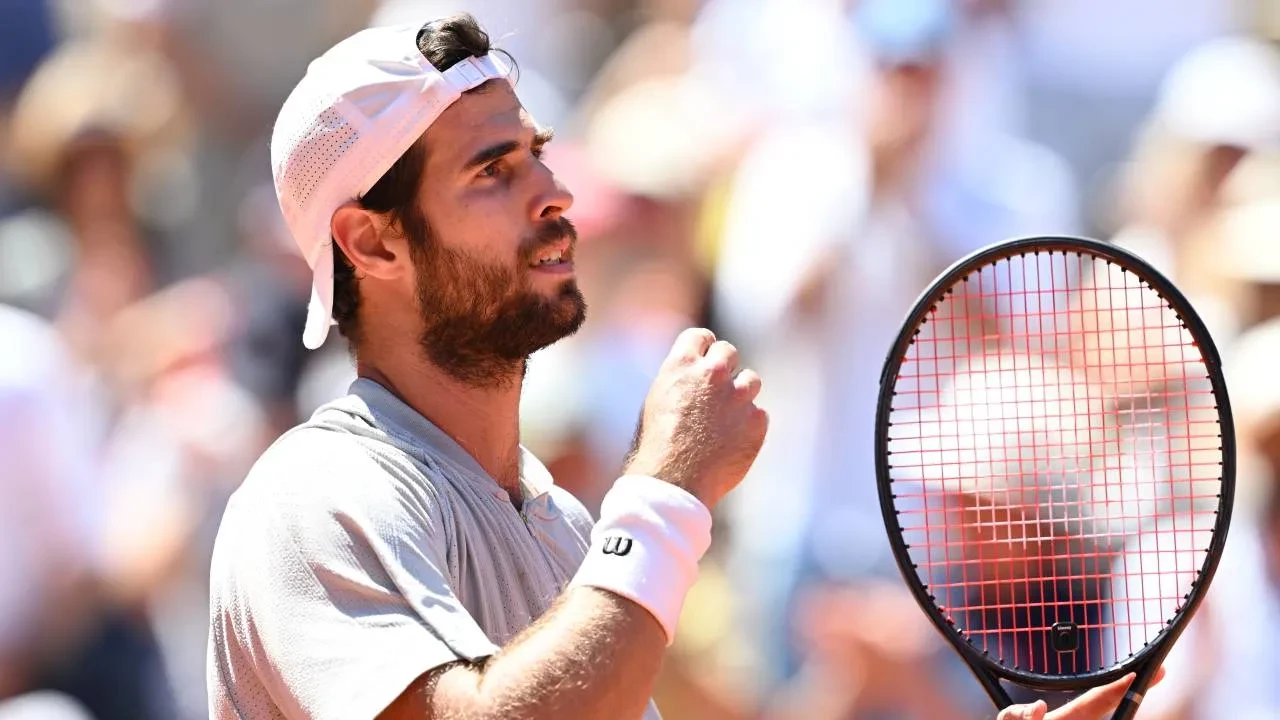 Swiatek, Roland Garros'ta 3. tura yükseldi! Polonyalı tenisçi, Sara Bejlek'i mağlup etti