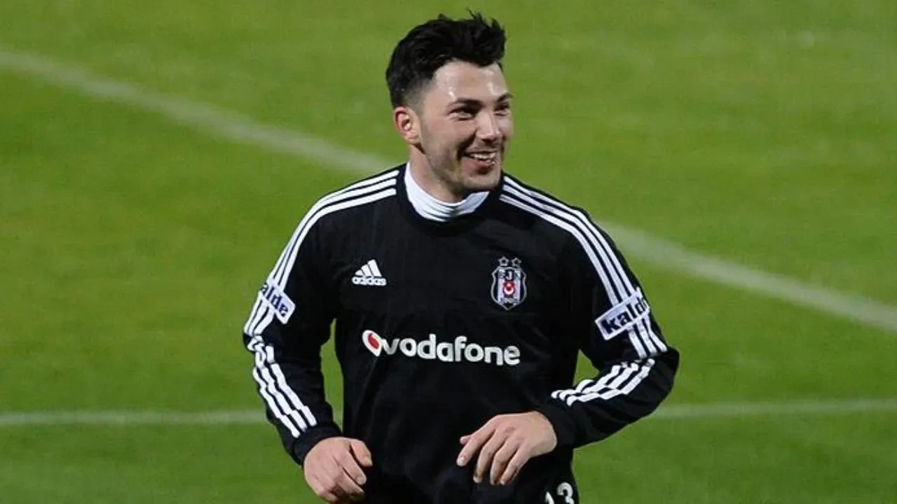 Ünlü oyuncu futbolu bıraktığını duyurdu! Beşiktaş ve Fenerbahçe'de de forma giymişti