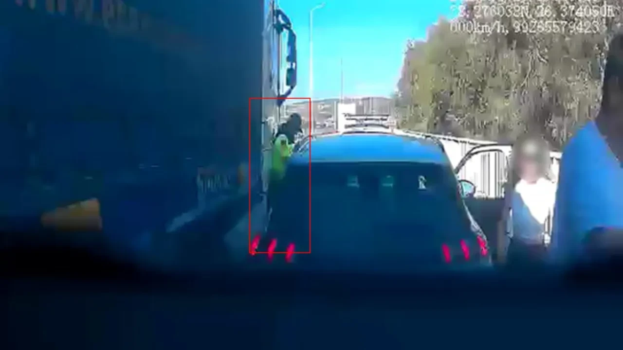 Yardım etmek isterken tır ile otomobil arasında kaldı! Dehşet anları kamerada 