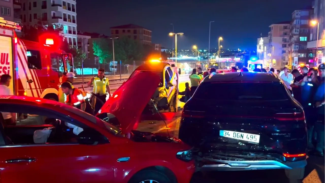 Avcılar'da alkollü sürücü dehşeti: 5 araç birbirine girdi, 1’i ağır 4 yaralı