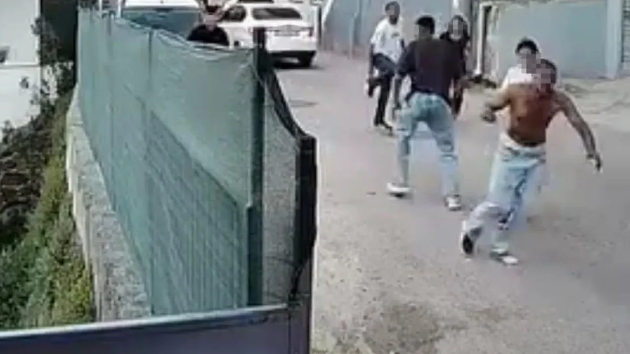 Bayram günü dehşet! 3 kişiyi böyle bıçaklayıp kaçtı: Olay anı kamerada 