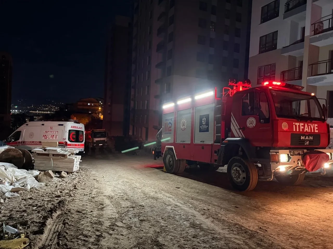 Bayram günü dehşet! 3 kişiyi böyle bıçaklayıp kaçtı: Olay anı kamerada