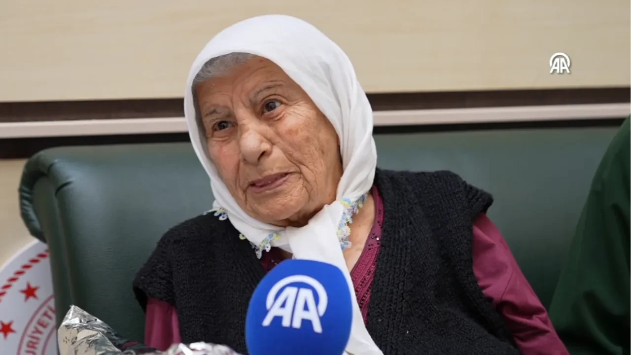 Huzurevinde evlenen çiftin tanışma hikayesi gülümsetti