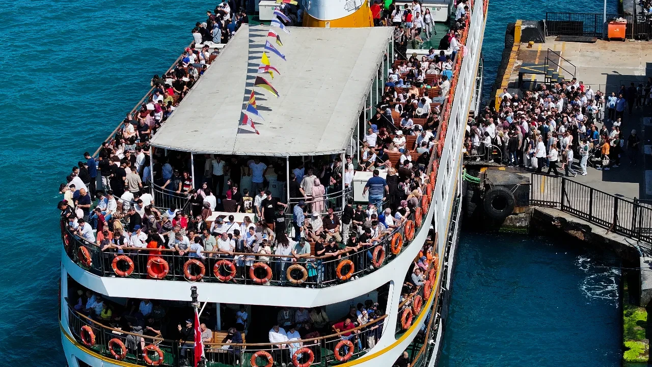İstanbul bayramda doldu taştı! Yerli turistler şaşkın: 